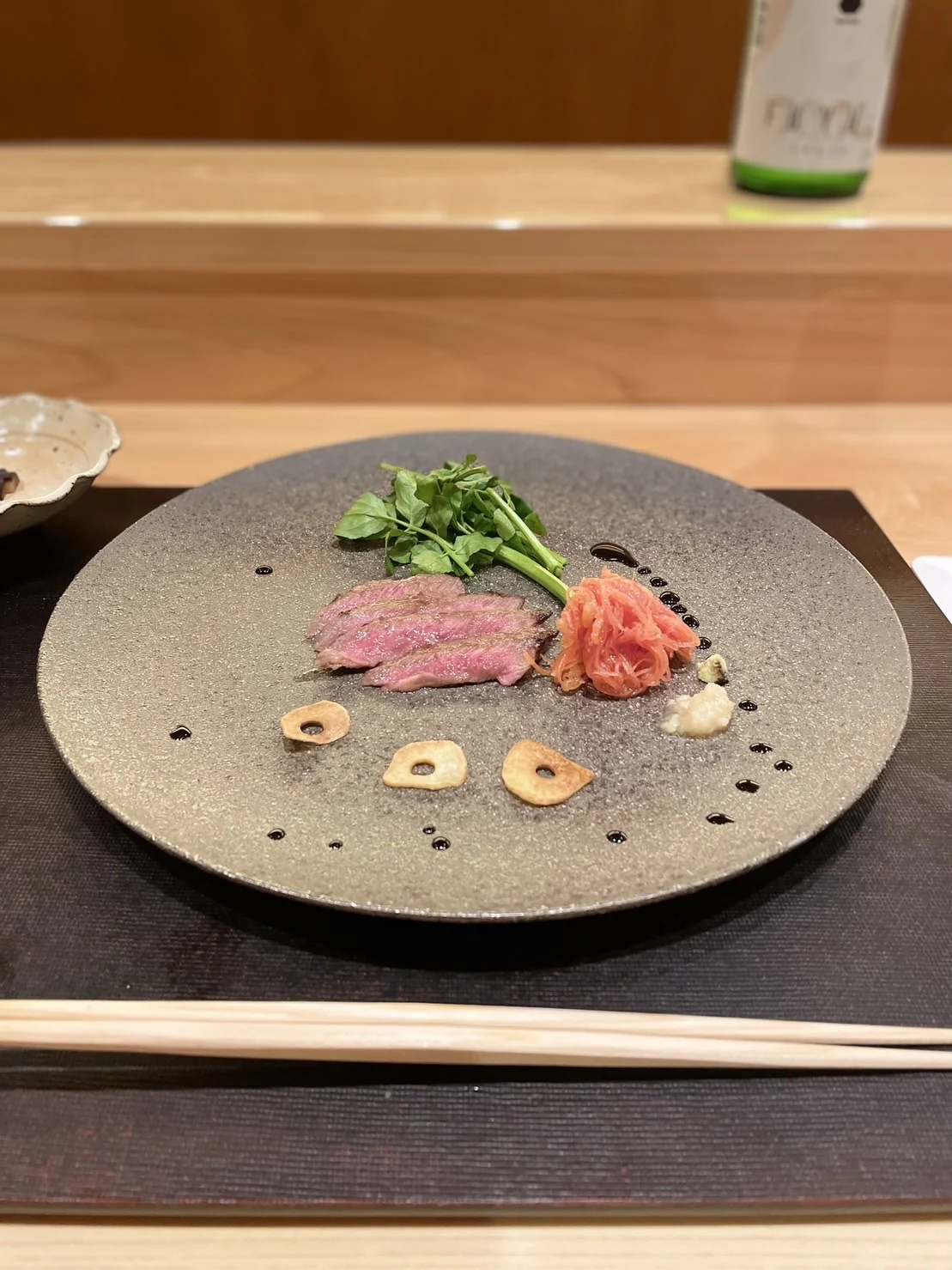 石皿に盛った牛肉のたたきと、クレソン