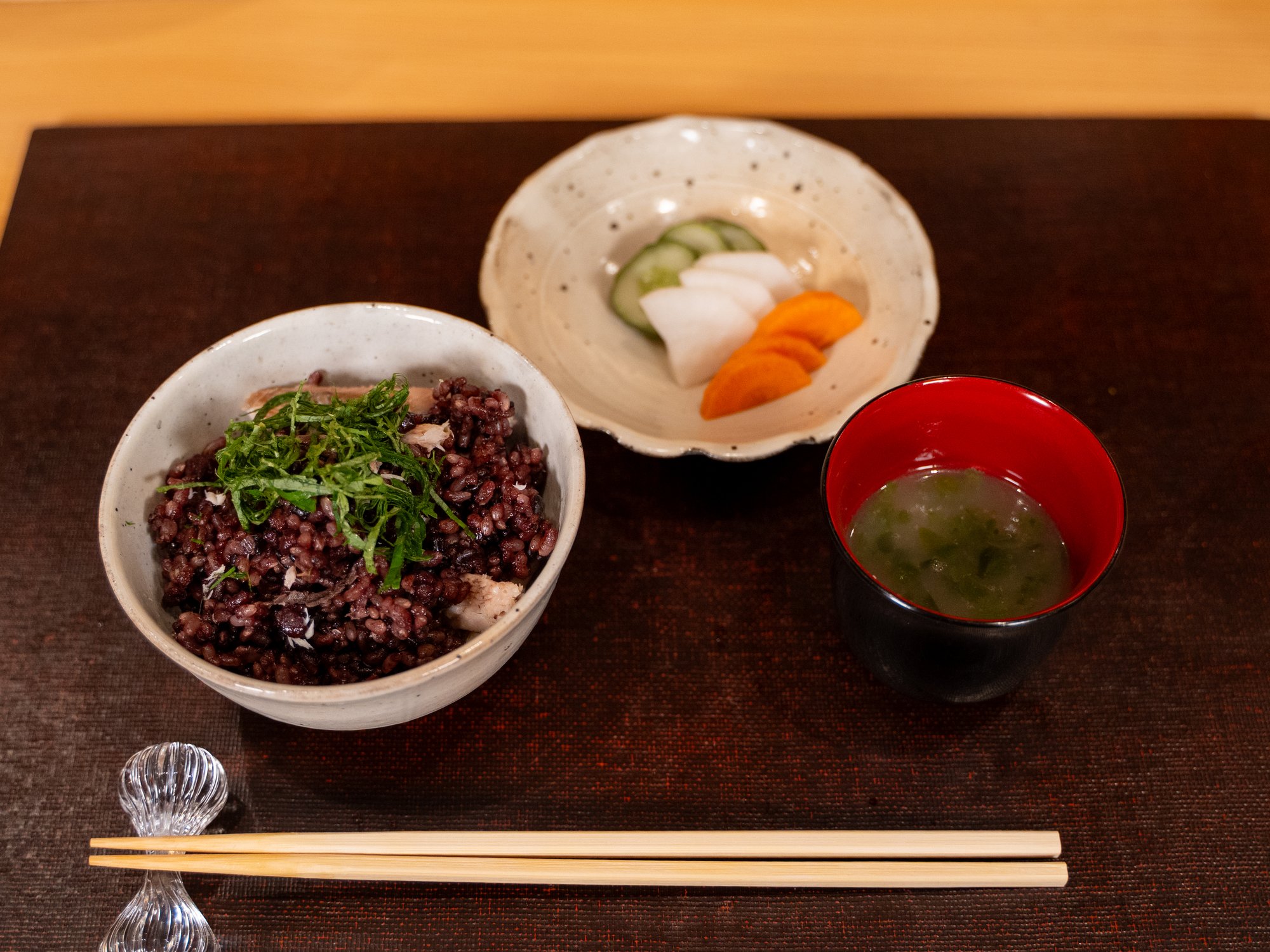喝米の茶碗と香の物を並べた食卓