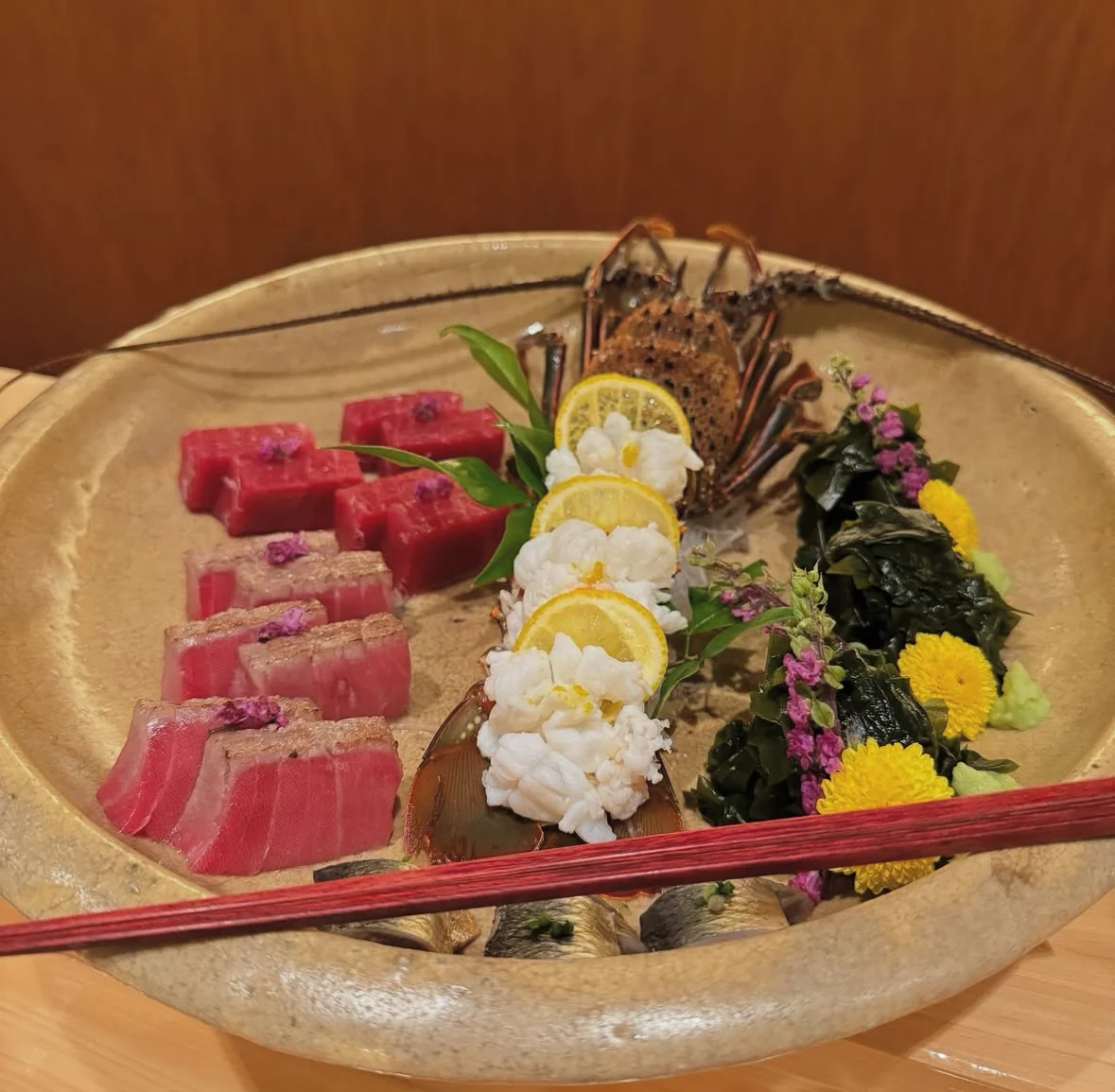大鉢に盛った鮪と伊勢海老、若布と菊