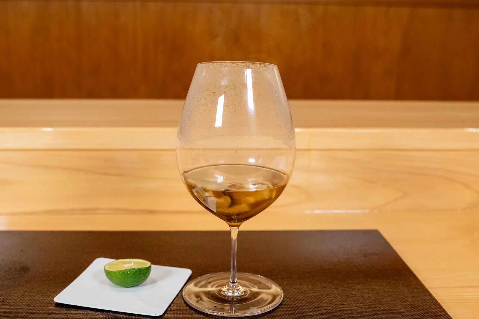 グラスに注いだ松茸汁と、すだち