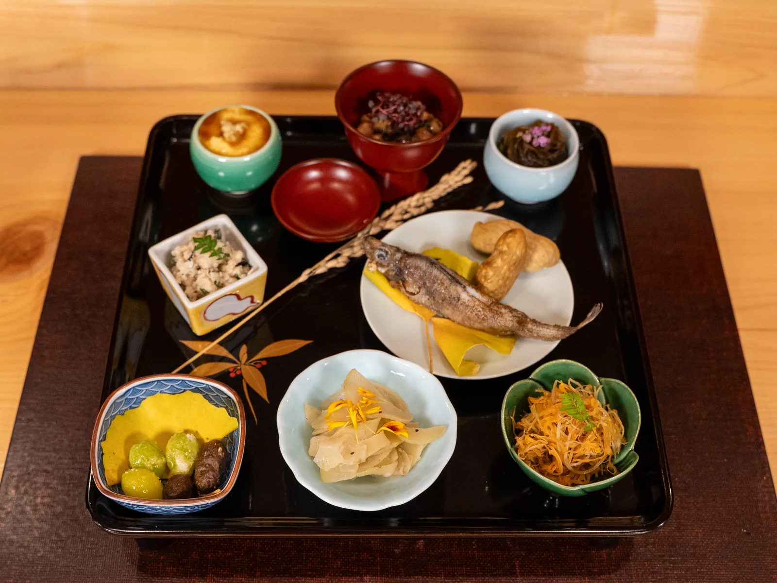 八寸の膳に並んだ小鉢と焼き物