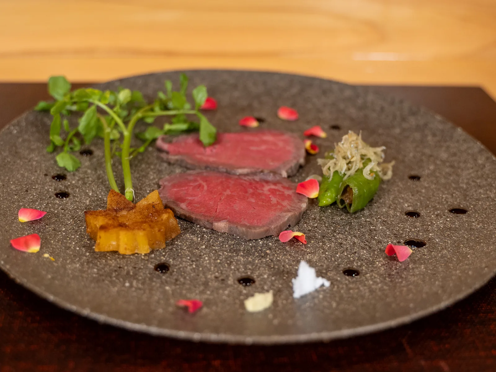 石皿に盛った牛肉と、クレソンとマッシュルーム
