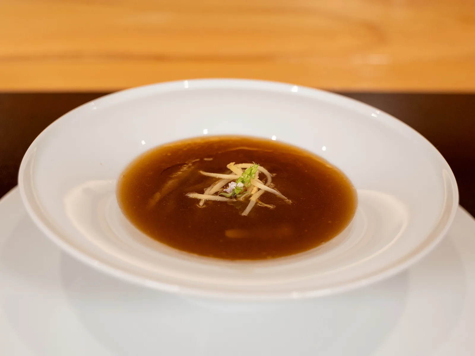 フカヒレと海藻麺の温かい一皿