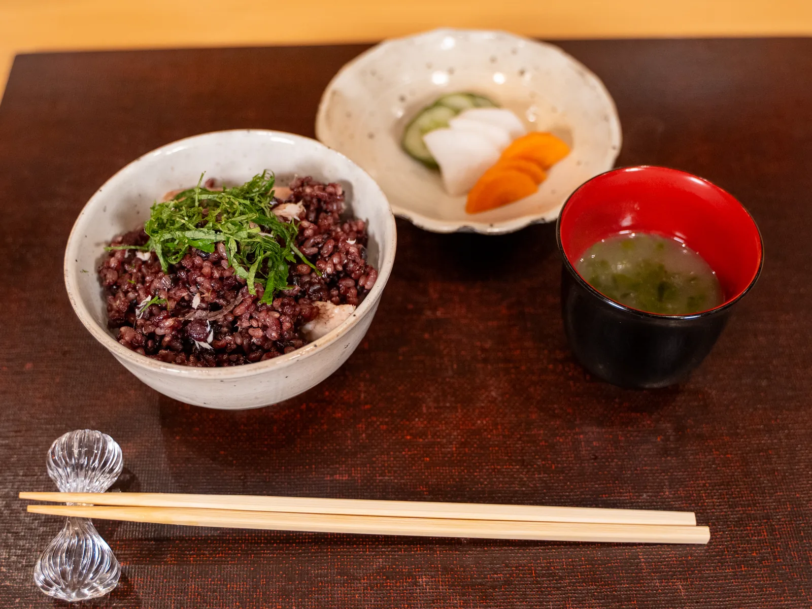 喝米のご飯と香の物、鯛あら出汁の味噌汁