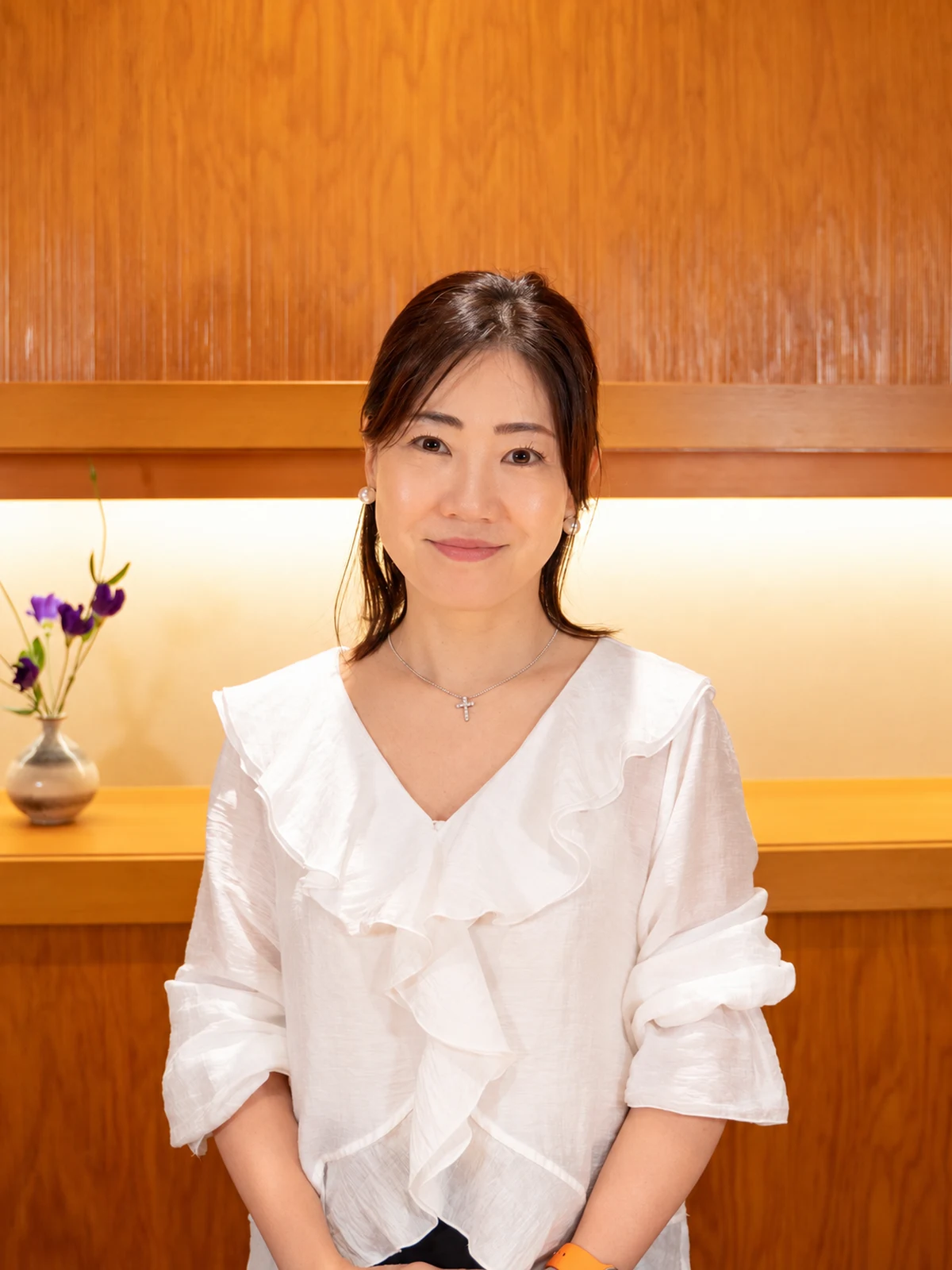 カウンターの前に立つ主宰・西川駒子