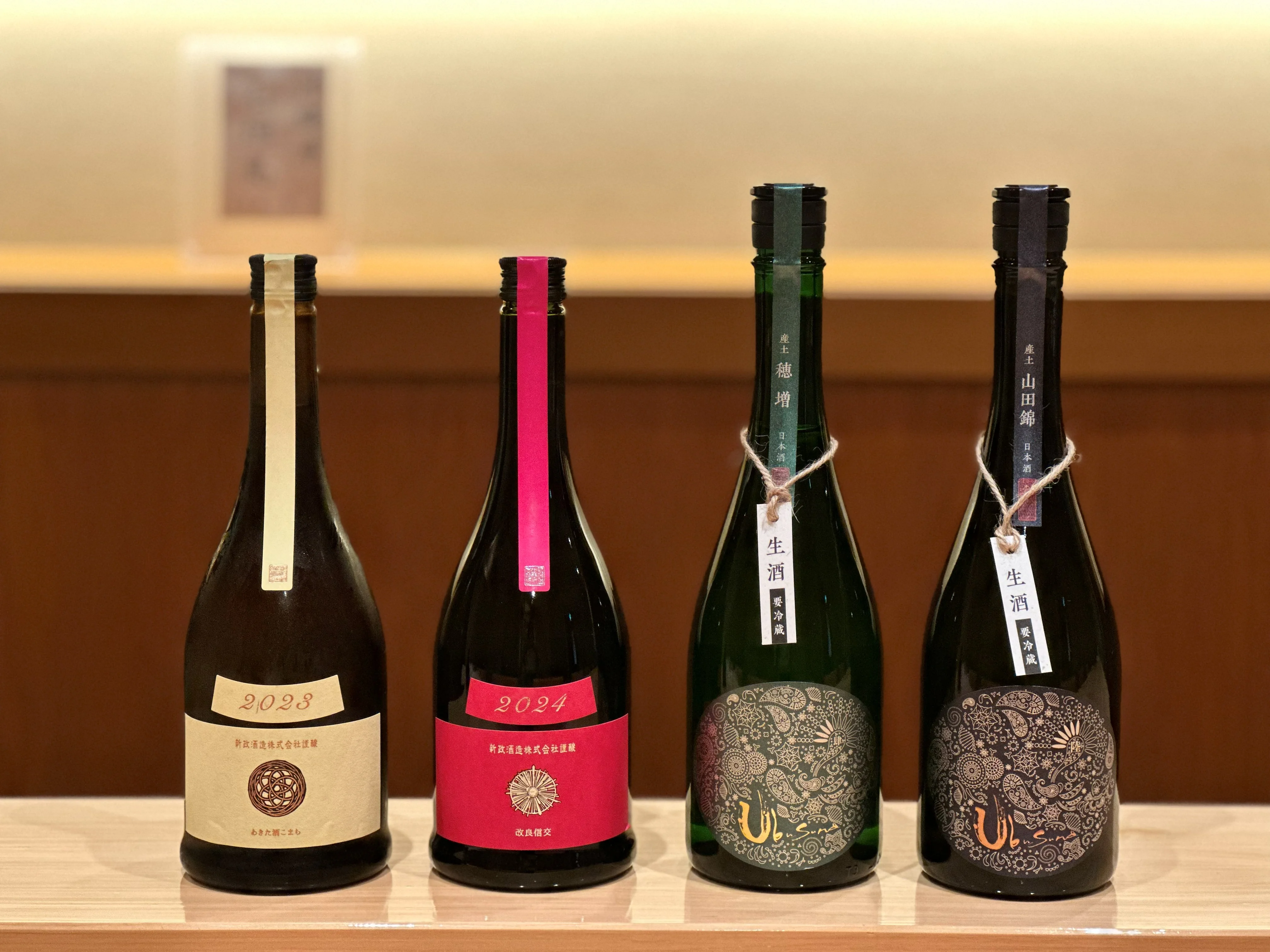 カウンターに並ぶ日本酒四本