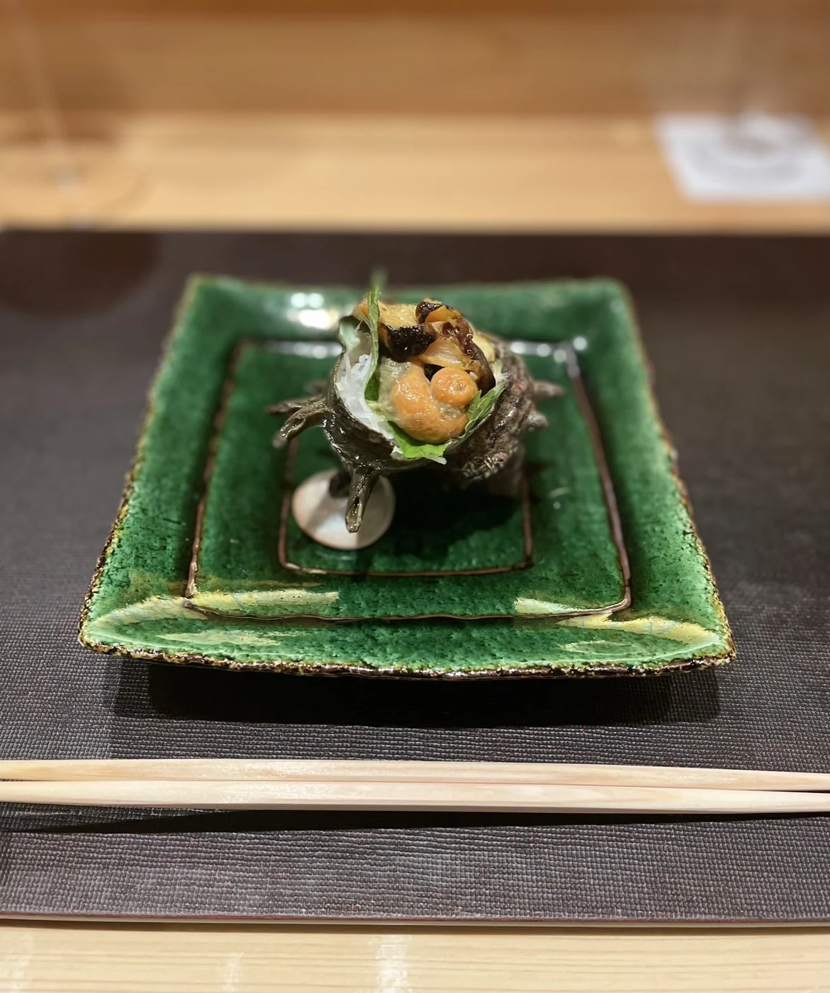 緑釉の角皿に、栄螺の壺焼き